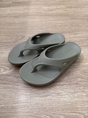 BRAND NEW OOFOS Flip Sandals in Olive Green